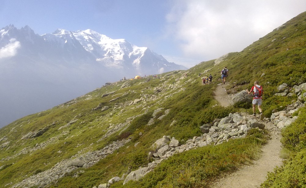 40 saat sonra ne motive edebilir beni? Dik bir yamaç ve üzerine çıktığımda Mont Blanc'ın harika bir panoraması... La Tete aux vents - yani rüzgarlı tepe kontrol noktasına varmak üzereyim.