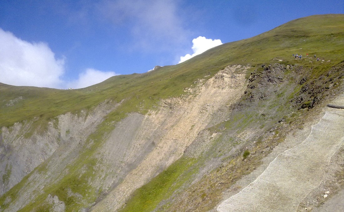 Grand Col Ferret (99K)geçidi için tırmanış bitmek üzere. Patika koruma ağlarının sağından devam edip solda ilerde çadırın yanına varmama 7-8dakika kaldı.
