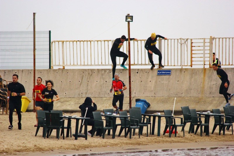 Caddebostan-Fenerbahçe sahil yolunda, betondan devam edip ve duvarlardan atladık.