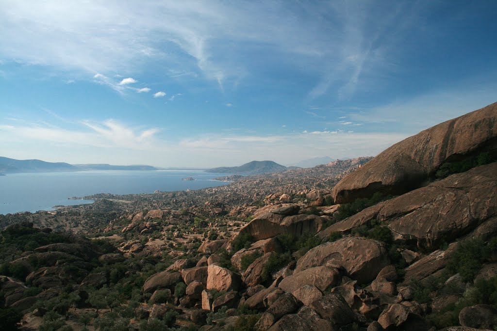 Karahayıt' doğru yükselince Bafa Gölü ve kaya dokusu panoramik görünüm. (panoramio)