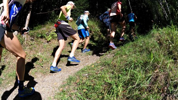 Chamonix'de 1km koşarak patikaya girebiliyorsunuz. Ve hemen tırmanışlar başlıyor. Patika genelde düzgün, ama taşlıktı.
